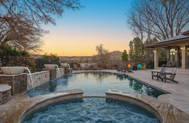 Bella Pavona Luxury Poolside Country Estate