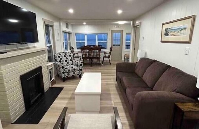 Bella Vista - Cedar Island , Kingsville Lakefront and private beach !
