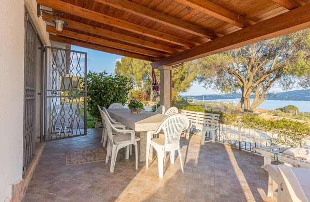 Bella Vista House With Sea View, Cugnana, Italy