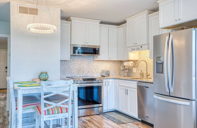 Bella Vista: Marshfront Condo 1 Block To The Beach. Pool & Hot Tub-1st Floor!