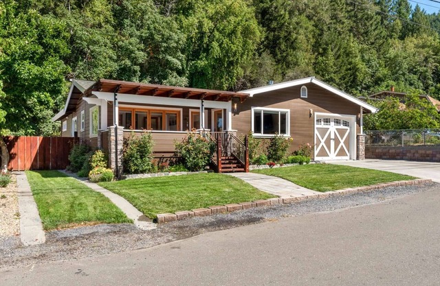 Bella Vita ~ High-End Bungalow with Private Yard