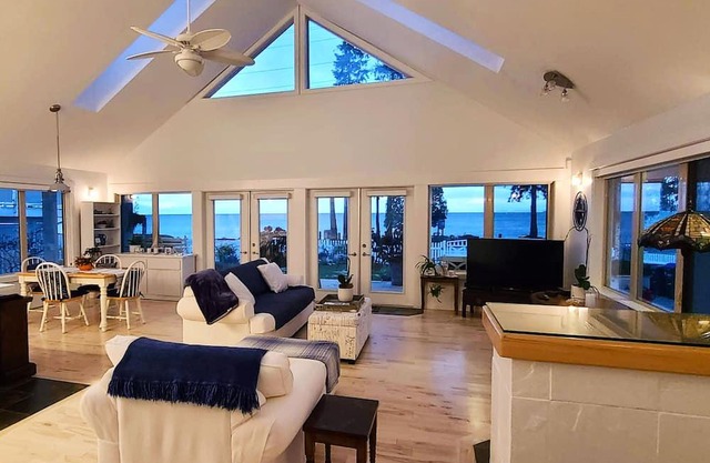 Expansive Ocean Views, Cozy Relaxing Space, Beach Across the Street, Walk to Restaurants, Shops