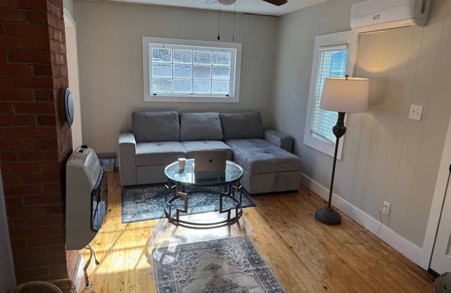 Bellamy Hazelwood Hideaway - Walking distance to bars and shopping