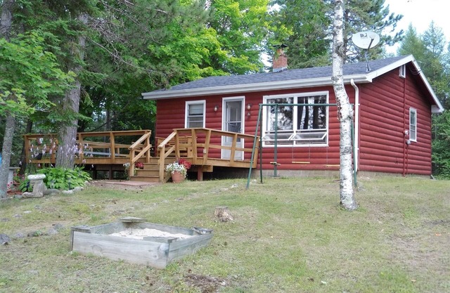 Belland`s Little Acres | Private Lake | 2 Bed, 1 Bath
