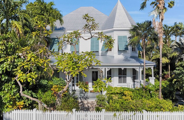 BELLE MAISON ~ 5 BR/3 Ba Home w/ Pool/Spa in The Meadows!