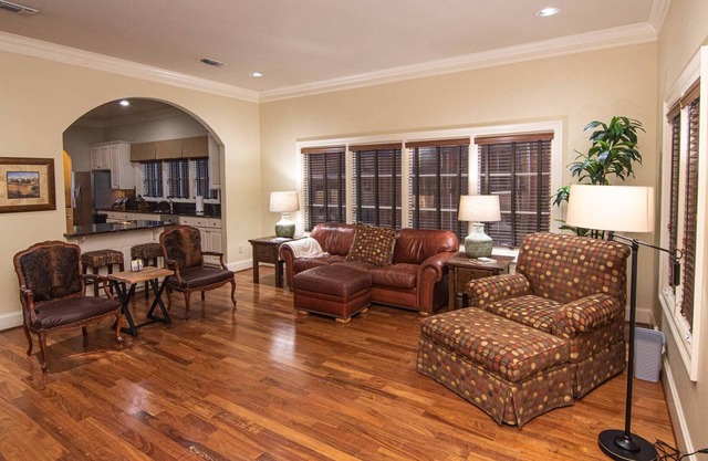 "Belle Maison De Ville" Close to Downtown! Walkable to Dickie's Arena and Will Roger's Coliseum.