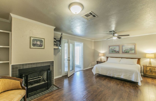 Belle of Belton-Spacious/Central Location/Pool/Hot Tub/Game Room w/ Pool Table