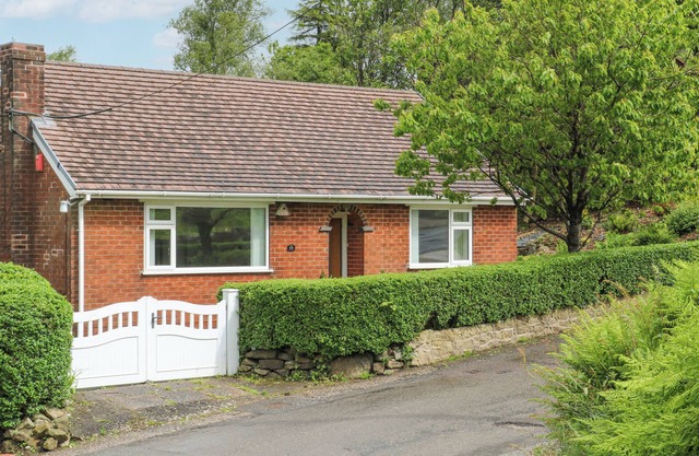 BELLE VUE, family friendly, with a garden in Mow Cop