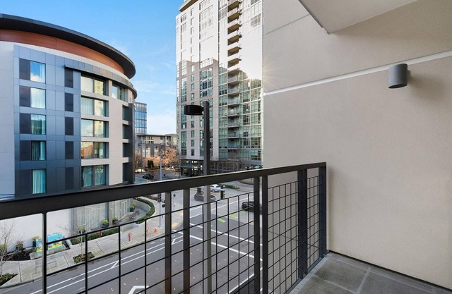Bellevue | Spacious 2BD/2BA Apartment