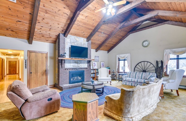 Bellingham Retreat w/ Fire Pit + Lake Access!