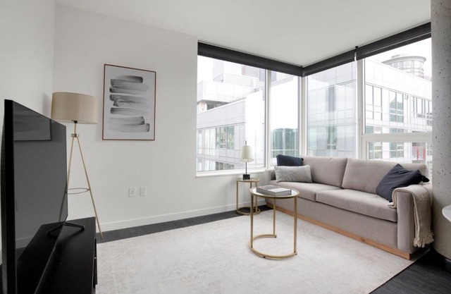 Belltown 1BR w Gym Pet Area nr Metro SEA-288