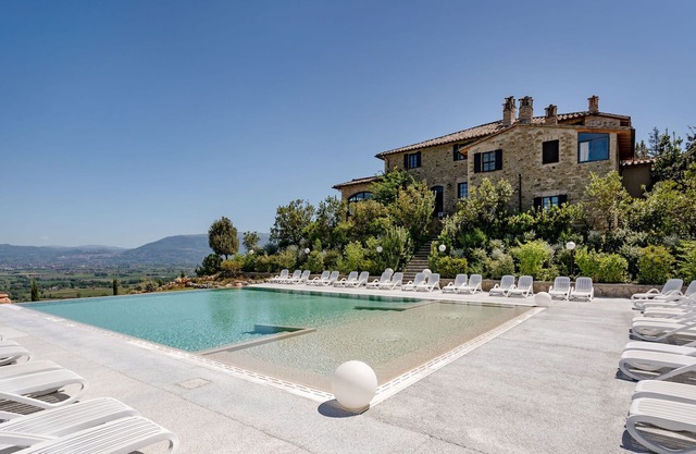Schöne Wohnung in Passaggio di Bettona mit Pool