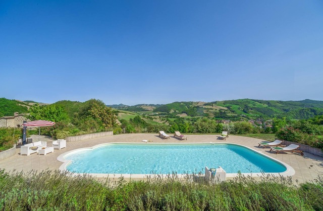 Vornehmes Ferienhaus in Belforte all'Isauro mit Swimmingpool