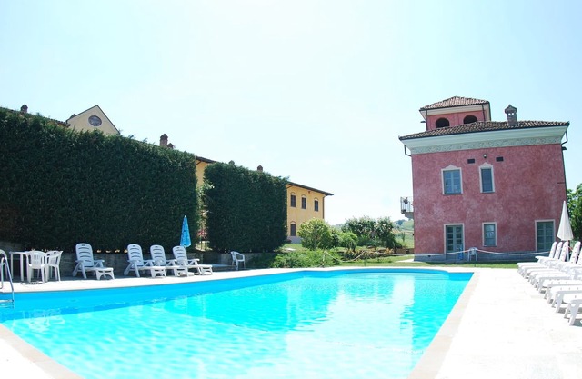 Fabelhafte Villa in Nizza (Monferrat) mit Swimmingpool