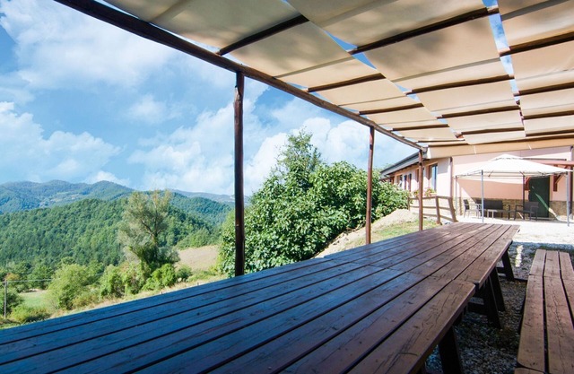 Bauernhaus im ländlichen Stil in Apecchio mit Whirlpool
