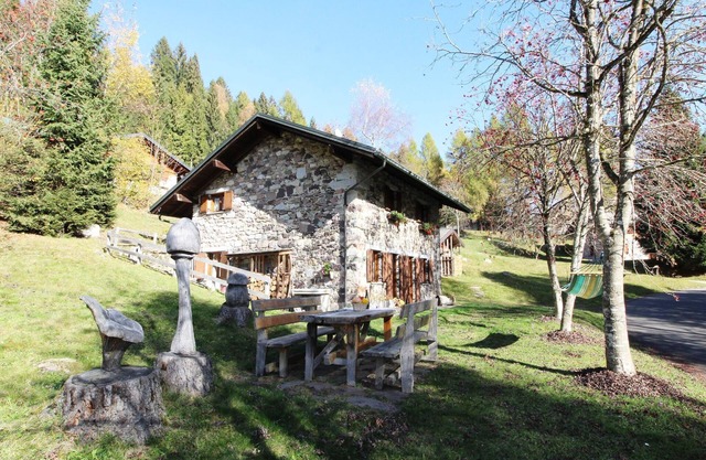Charakteristisches Ferienhaus in Pieve Tesino mit Garten