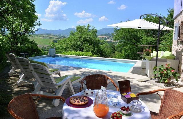 Schöne Villa in Fabriano Marche mit Swimmingpool