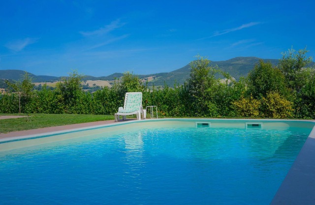 Elegante Villa in Palazzata mit ländlicher Aussicht