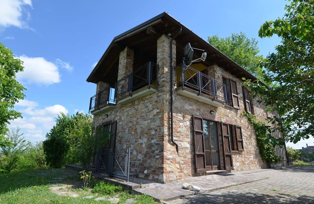 Schöne Villa in Ziano Piacentino inmitten von Weinbergen