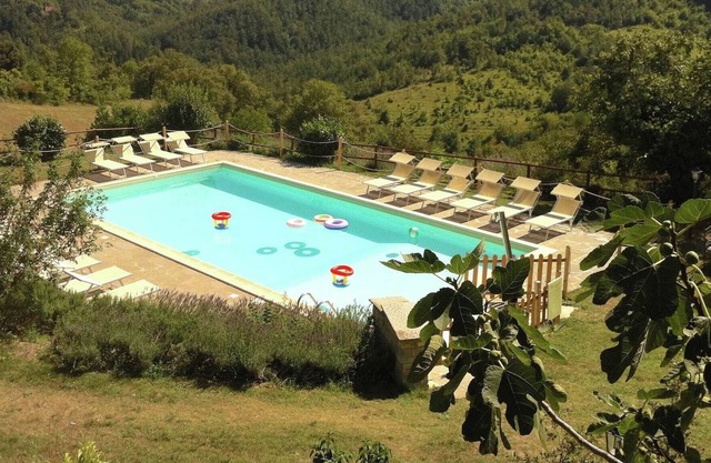 Rustikaler Bauernhof in Apecchio mit Pool