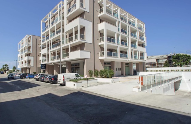 Moderne Apartments mit bewohnbarer Terrasse 350 Meter vom Meer entfernt.