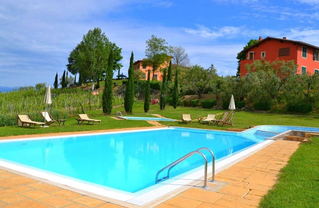 Gemütliches Ferienhaus mit Schwimmbad mit whirlwanne und Kinderbecken
