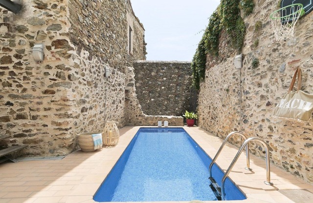Casa señorial en Garriguella con piscina privada