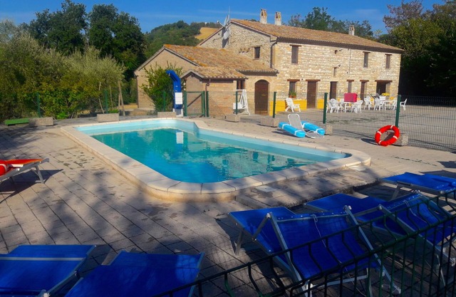 Ganzes Bauernhaus mit unabhängigen Wohnungen und Swimmingpool