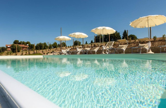 Geräumiges Ferienhaus in Fermo mit Pool
