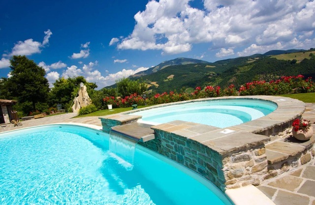 Schöne Villa in Apecchio mit Swimmingpool