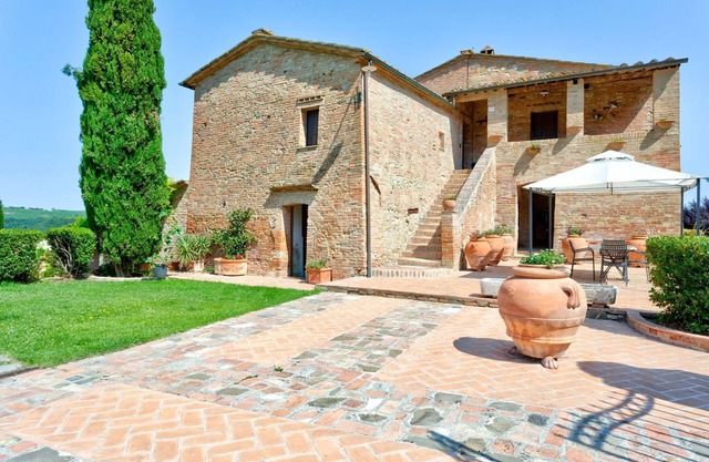 Malerisches Ferienhaus in Montalcino mit Swimmingpool