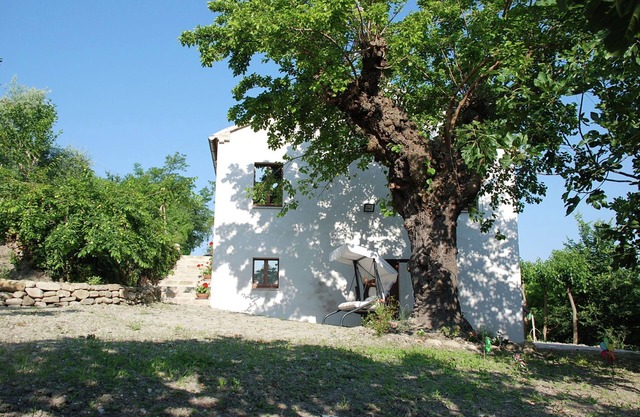 Malerisches Bauernhaus mit privatem Garten in Barchi, Marken