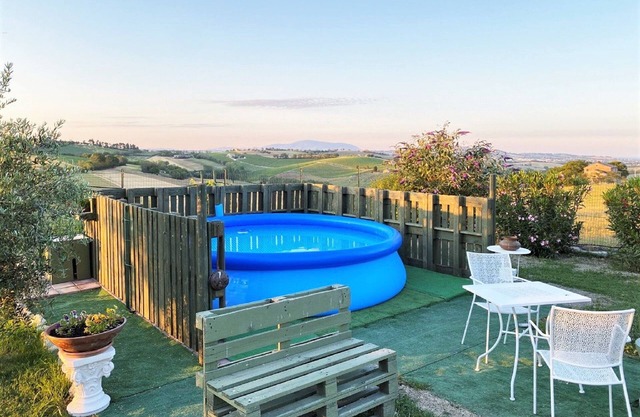 Ferienhaus im Landhausstil in Recanati mit oberirdischem Swimmingpool