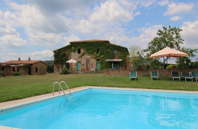 Malerischer Bauernhof mit Pool am Wald