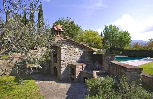 Apartments in einem toskanischen Bauernhaus mit Swimmingpool und Blick auf Cortona.