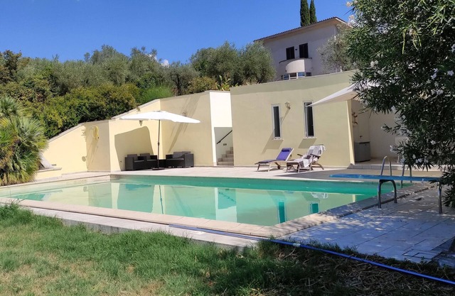 Majestätische Villa in Borgonuovo mit Pool