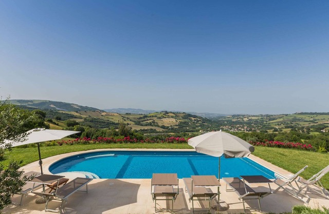 Moderne Villa mit Swimmingpool in Fossombrone