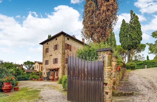 Einladendes Ferienhaus mit Swimmingpool in Le Ville