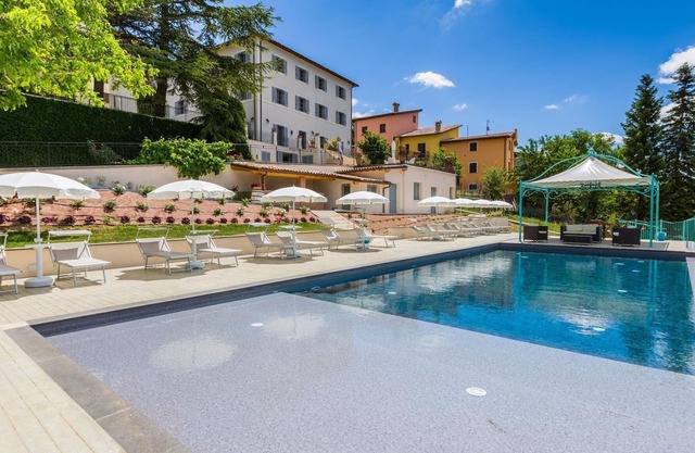 Fröhliches Ferienhaus in Serravalle di Chienti mit Garten