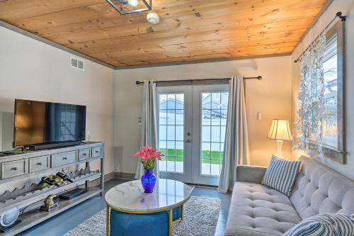 Bemus Point Vintage Suite with Soaking Tub and Kitchen