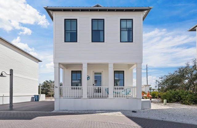 Ben's Beach Bungalow: A Pet-friendly, Designer Cottage Steps from the Beach