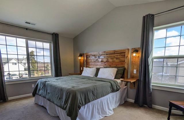 Cozy 3 BR Home on the Canal + Pet Friendly