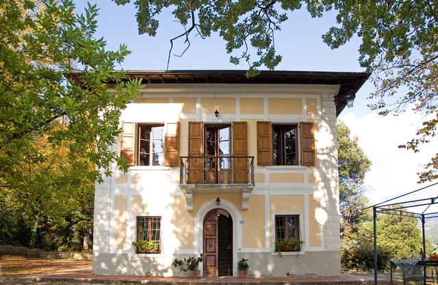 Freistehendes Ferienhaus mit Pool inmitten eines großen Parks mit Linden und Eic