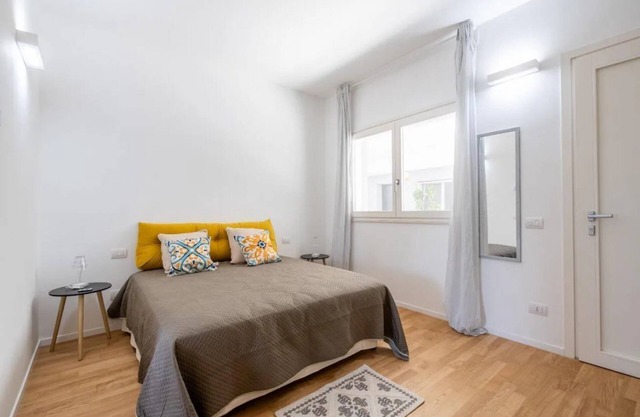 Benjamin House with Private Parking