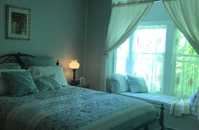 Bennington Guest Farmhouse