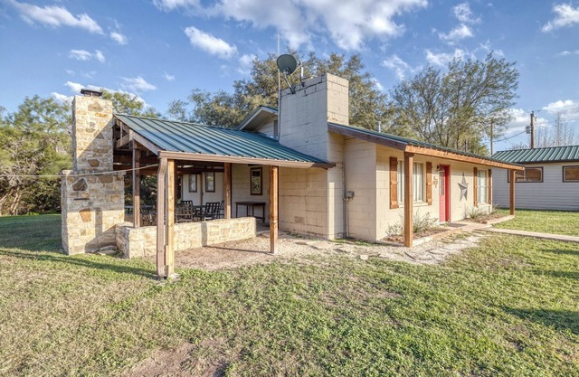 Bent River Cabin #1 @ Frio River Escape