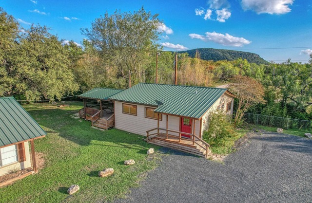 Bent River Cabin #2 @ Frio River Escape