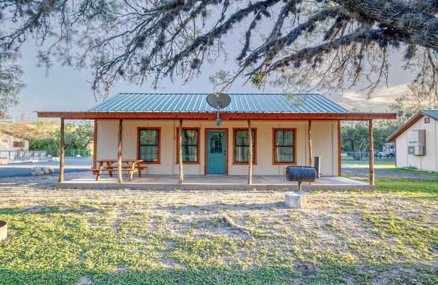 Bent River Cabin #3 @ Frio River Escape