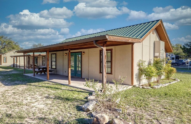 Bent River Cabin #5 @ Frio River Escape