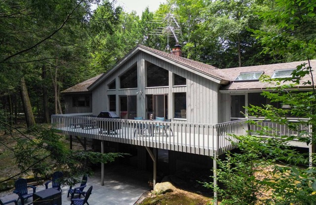 Berkshire Holiday Home with Hot Tub & A+ Amenities